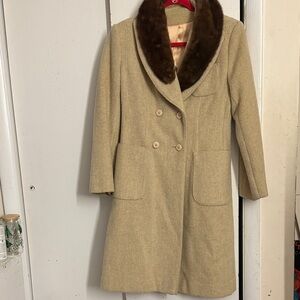 Vintage Lassie wool fur collar coat in tan
Vintage size 8 by measurement XS now